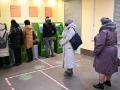 Varias personas hacen cola en cajeros automáticos de Sberbank, la semana pasada, en Moscú