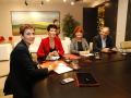La presidenta de Navarra, María Chivite (d), y la consejera de Hacienda Elma Saiz (2i), durante la reunión que han mantenido esta tarde con Bakartxo Ruiz y con Adolfo Aráiz, de EH Bildu, invitados a negociar sobre fiscalidad y los Presupuestos de la comunidad para el próximo año. EFE/ Villar López.