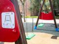 Pictograma o placa visual instalada en un parque para niños con espectro autista, en Badajoz