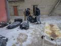 Dos hombres ucranianos cargan con el cuerpo de un fallecido tras una ataque ruso.
