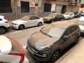 Los coches madrileños amanecen cubiertos de polvo