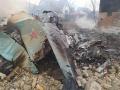 Restos de un avión de combate ruso derribado a las afueras de la ciudad de Chernígov (norte)