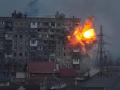Impacto de proyectil en edificio en Mariúpol al sur de Ucrania