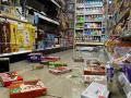 Productos de un supermercado de Fukushima caídos por el suelo tras el temblor