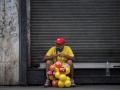 Una persona vende globos y pelotas, el 9 de marzo del 2022, en Caracas (Venezuela). El incremento del salario mínimo en Venezuela en un 1,705 %, anunciado por el presidente Nicolás Maduro la semana pasada y que pasará de 1,6 dólares al mes a poco menos de 29 dólares, es insuficiente