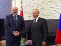 El presidente ruso, Vladimir Putin, a la derecha, y el presidente bielorruso, Alexander Lukashenko, se dan la mano