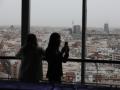 Dos personas observan las vistas de Madrid desde el Faro de Moncloa durante el segundo día con presencia de polvo sahariano en la ciudad, a 16 de marzo de 2022, en Madrid (España).