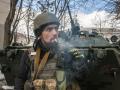 Un voluntario de las fuerzas de defensa territorial de Ucrania patrulla por la ciudad de Járkov