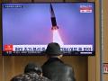 Un grupo de personas mira en una televisión el lanzamiento de un misil norcoreano, este miércoles en Seúl
