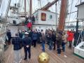 Cientos de barceloneses han visitado ya el buque escuela de la Armada Juan Sebastián Elcano