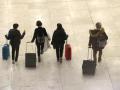 Un grupo de viajeros camina con maletas por el aeropuerto Adolfo Suárez Madrid-Barajas