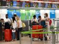 Viajeros esperan para facturar sus maletas en un mostrador del aeropuerto Adolfo Suárez Madrid-Barajas