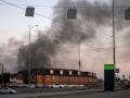 Una columna de humo emerge de una explosión en Kiev, este viernes