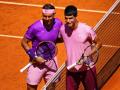Rafa Nadal y Carlos Alcaraz posan antes de jugar el partido del Madrid Mutua Open