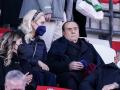 Silvio Berlusconi acompañado de su novia Marta Fascina (a su derecha, rubia con mascarilla) durante un partido de fútbol