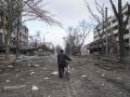 Un hombre camina por una calle bombardeada en Mariúpol, el 10 de marzo