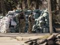 Militares ucranianos ocupan un puesto de control militar en Kiev