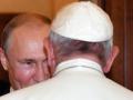 This photo taken and handout on July 4, 2019 by the Vatican Media shows Pope Francis (L) meeting with Russian President Vladimir Putin (R) during a private audience at the Vatican. - Russian President Vladimir Putin arrived in Rome for a lightning visit including talks with the pope and Italy's populist government, which has called for an easing of sanctions despite Moscow's ongoing crisis with the West. (Photo by Handout / VATICAN MEDIA / AFP) / RESTRICTED TO EDITORIAL USE - MANDATORY CREDIT "AFP PHOTO / VATICAN MEDIA" - NO MARKETING NO ADVERTISING CAMPAIGNS - DISTRIBUTED AS A SERVICE TO CLIENTS ---