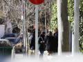 Marta Velarde y otra rescatadora hablando con una mujer embarazada en los alrededores de un abortorio de Madrid