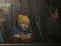 Un niño ucraniano saluda desde la ventana de un autobús de evacuación, el 14 de marzo