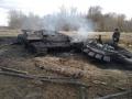 Un soldado ucraniano, junto a un tanque ruso destruido