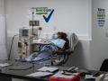 Una paciente con fallo hepático, conectada a una máquina de hemodiálisis en Caracas