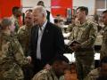 Joe Biden con soldados estadounidenses en Polonia