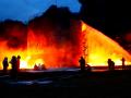 Bomberos de Leópolis apagan un incendio en un depósito de combustible después del bombardeo ruso