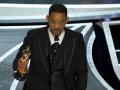 Will Smith ha recogido su Oscar al mejor actor entre lágrimas por el puñetazo que acababa de propinar a Chris Rock