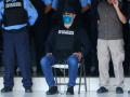 El expresidente hondureño Juan Orlando Hernández esposado en la sede de la Policía de Honduras