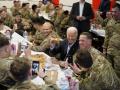 Joe Biden come con las tropas estadounidenses en Jasionka, Polonia, el 25 de marzo
