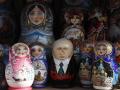 Una matryoshka de Vladimir Putin en un mercado de San Petersburgo