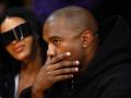El cantante Kanye West y su nueva novia Chaney Jones en un partido de Los Angeles Lakers