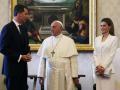 La Reina Letizia vestida de blanco, al ser una reina católica el protocolo le permite vestir de blanco en presencia del Papa, en este caso Francisco I