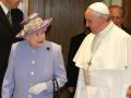 La Reina Isabel II de Inglaterra rompe el protocolo vestida de lila en presencia del Papa Francisco I