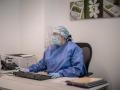 Una doctora consulta su ordenador, durante la pandemia de coronavirus. Imagen de archivo