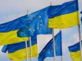 Banderas de Ucrania y de la Unión Europea ondeando