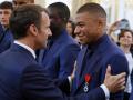 Emmanuel Macron saluda a Kylian Mbappé