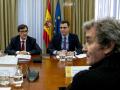 El presidente del Gobierno, Pedro Sánchez, en una reunión para evaluar la situación del coronavirus en España junto con el entonces ministro de Sanidad, Salvador Illa, y el director del Centro de Coordinación de Alertas y Emergencias Sanitaria, Fernando Simón