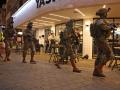Las fuerzas de seguridad se reúnen frente a un restaurante en el lugar de un tiroteo en la calle Dizengoff