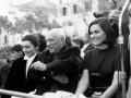 Pablo Picasso junto a su esposa, Jacqueline, y otra mujer sin identificar en una corrida de toros en honor a su 80 cumpleaños en la Riviera Francesa, en 1961