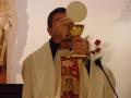 Un sacerdote impartiendo la Eucaristía