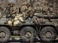 Soldados ucranianos sentados en un vehículo militar blindado en la ciudad de Severodonetsk, región del Donbás