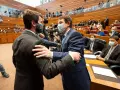 Mañueco y García Gallardo se saludan en las Cortes