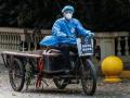 Un empleado de mantenimiento monta en bicicleta en una comunidad residencial bajo confinamiento en Shanghái