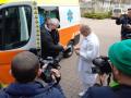 El cardenal Krajewski entregando la segunda ambulancia del Papa en un hospital de Kiev