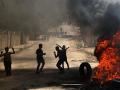 Niños palestinos queman ruedas en Jenin