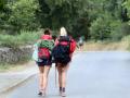 Dos peregrinas haciendo el Camino de Santiago este año