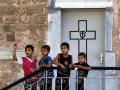 Niños palestinos frente a una de las Iglesias ortodoxas en Gaza