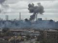 El humo se eleva sobre la empresa siderúrgica Azovstal, en Mariúpol